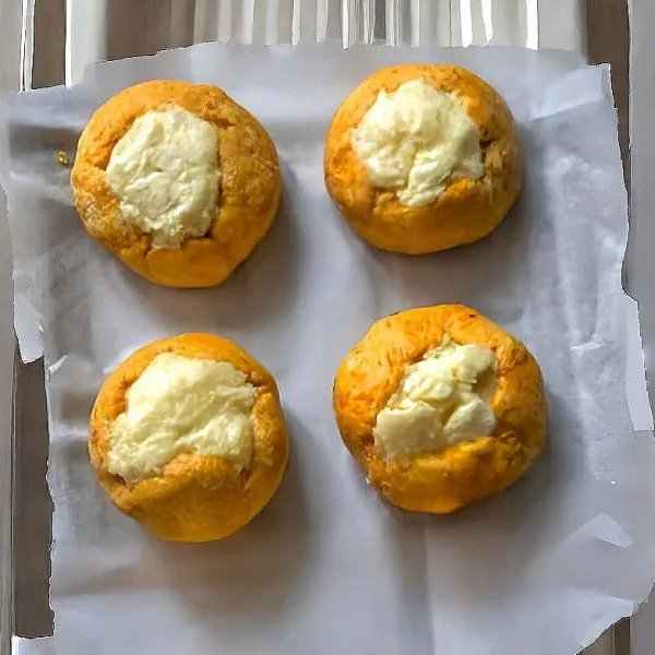 Beri topping cream cheese, lalu panggang dalam oven dengan 150°C selama 25 menit.