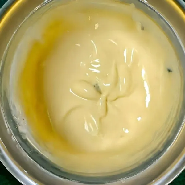 Masukkan bayam, wortel dan brokoli cincang halus. Aduk hingga rata.