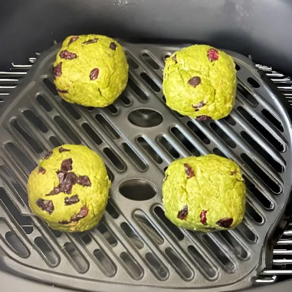 Bentuk adonan sesuai selera, lalu letakkan ke dalam loyang dan panggang dalam air fryer dengan suhu 175°C selama 25 menit hingga matang.