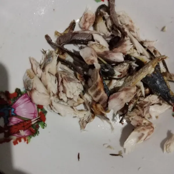 Setelah ikan digoreng, pisahkan daging ikan dari tulangnya, lalu suwir-suwir dagingnya.