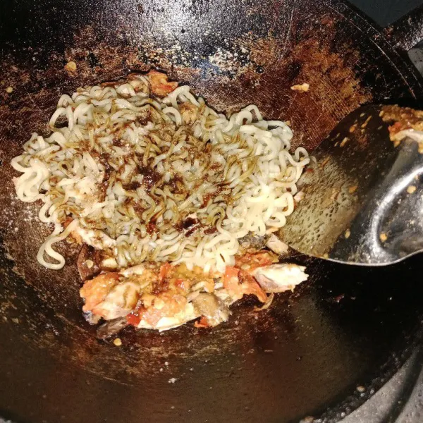 Tambahkan mie, lalu beri garam, gula pasir, penyedap rasa, dan kecap manis. Aduk rata.