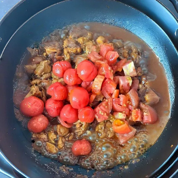 Tuangkan campuran saus ke dalam wajan, lalu masukkan ayam tumis. Aduk rata, lalu tutup wajan dan masak dengan api kecil selama 10 menit. Tambahkan tomat ceri. Aduk hingga saus mengental.