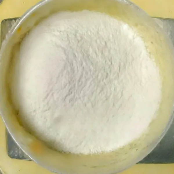 Tambahkan tepung beras dan beras rendam, lalu aduk sampai rata.