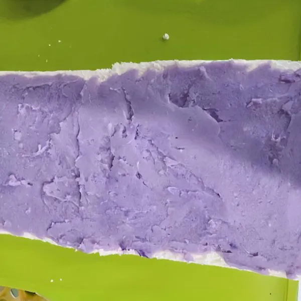 Haluskan taro kukus dan ubi kukus dengan susu cair hingga adonan lembut. Sisihkan. Siapkan 2 lembar roti tawar, lalu buang pinggirannya dan oleskan permukaan roti dengan adonan taro ubi ungu.