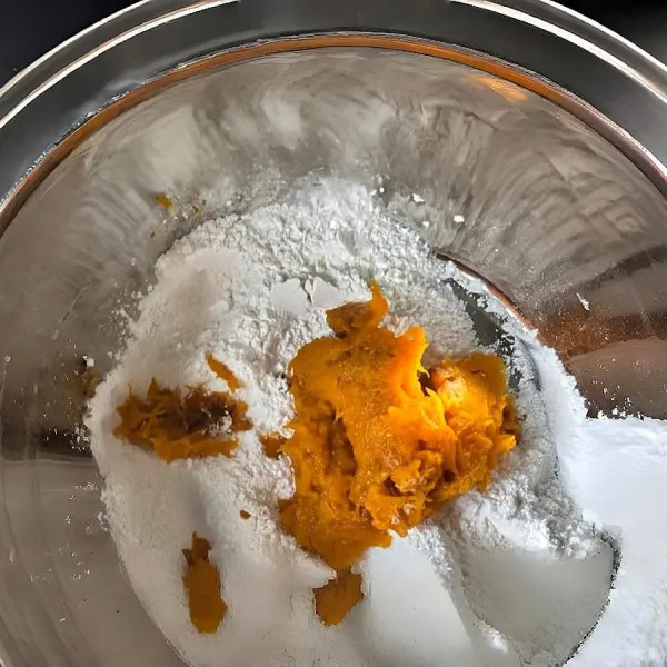 Campurkan gula rendah kalori, baking powder, puree labu kuning dan tepung terigu rendah protein. Aduk rata hingga menjadi adonan.