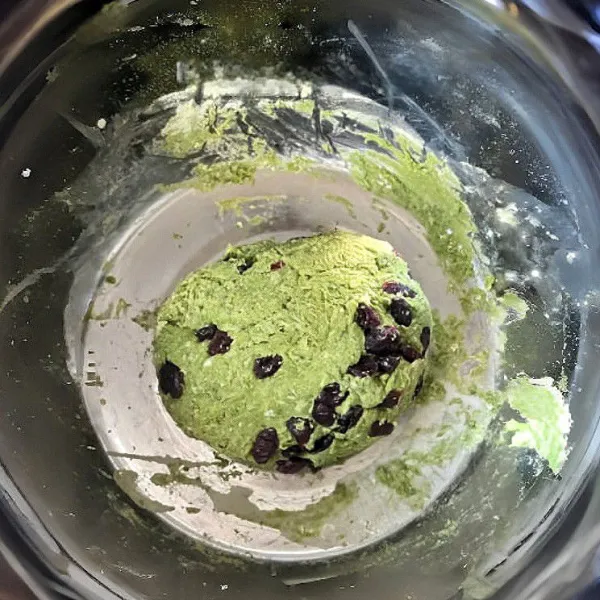 Tambahkan cranberry kering, lalu aduk rata hingga tersebar merata dalam adonan.