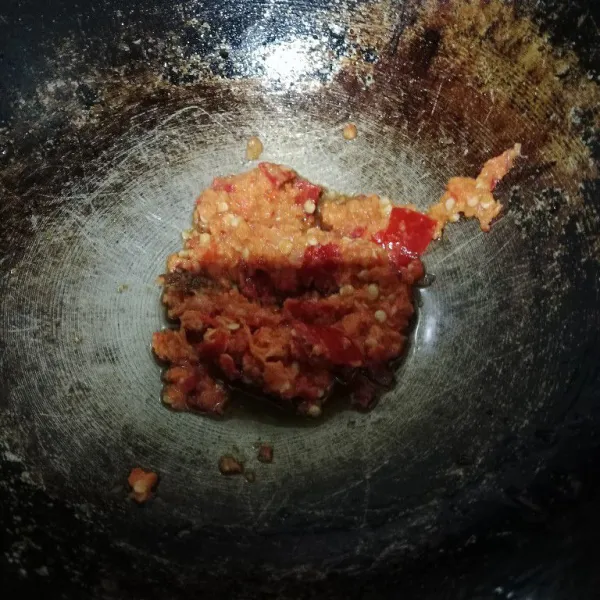 Tumis bumbu halus yang sudah diulek sebelumnya sampai harum.