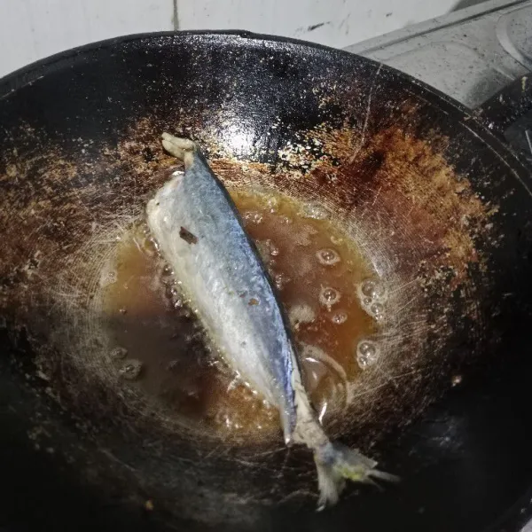Cuci bersih ikan, lalu goreng hingga matang.