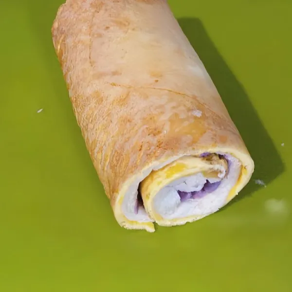 Angkat, lalu potong pinggiran roti bila perlu dan gulung perlahan. Biarkan beberapa menit agar padat, lalu potong-potong sesuai selera.