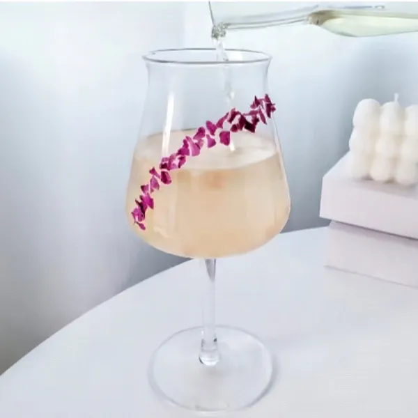 Tambahkan seduhan teh mawar hingga ⅔ gelas.