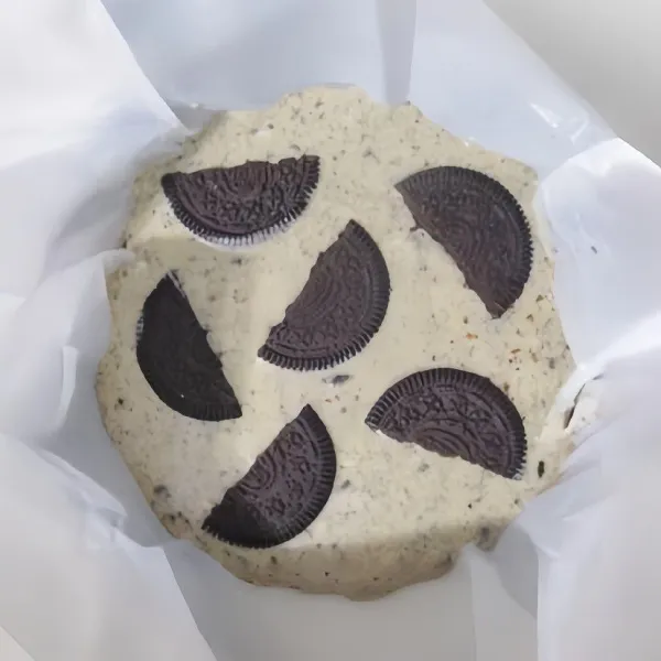 Tambahkan potongan biskuit di atasnya, lalu panggang dalam oven dengan suhu 200°C selama 35 menit hingga matang.