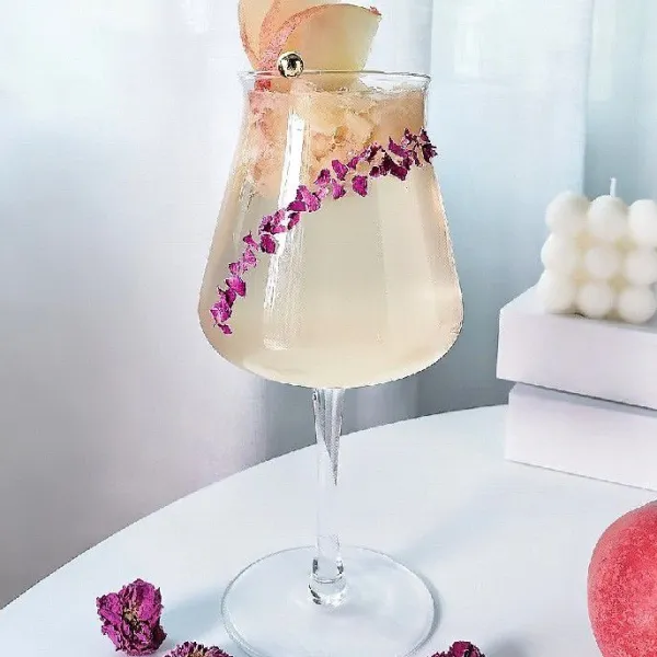 Tambahkan sisa bunga mawar seduh serta irisan tipis peach.