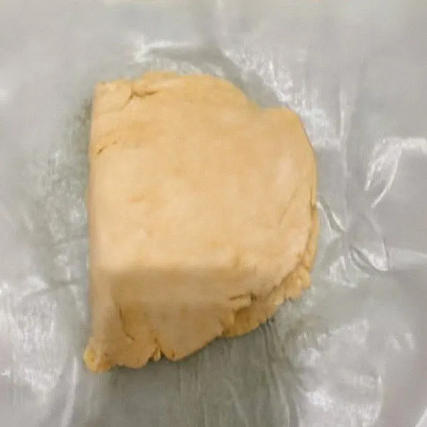 Gilas adonan tipis, lalu oleskan selai wijen hitam secara merata. Lipat dua, lalu gilas kembali tipis.