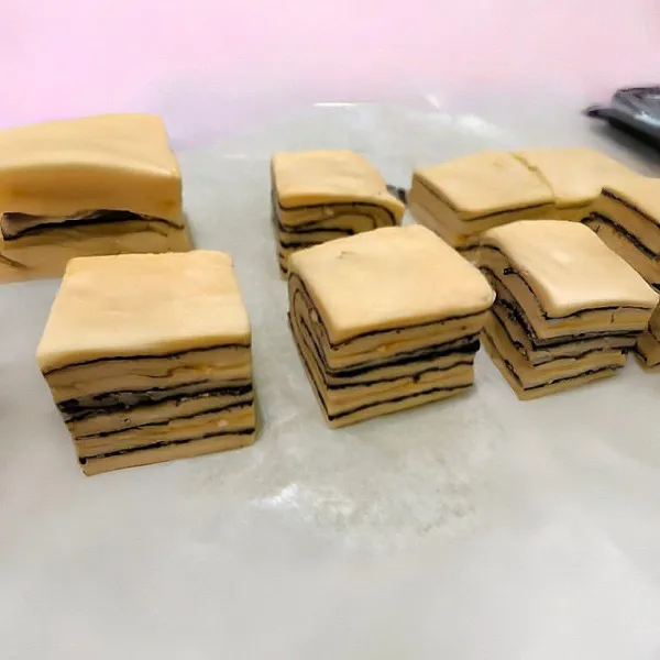 Potong pinggiran adonan, lalu bagi menjadi 6 potongan kecil. Olesi permukaan dengan telur kocok, taburi dengan almond slice.