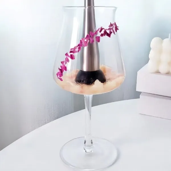 Masukkan potongan dadu buah peach ke dalam gelas, hancurkan sedikit dengan muddler hingga keluar jusnya.