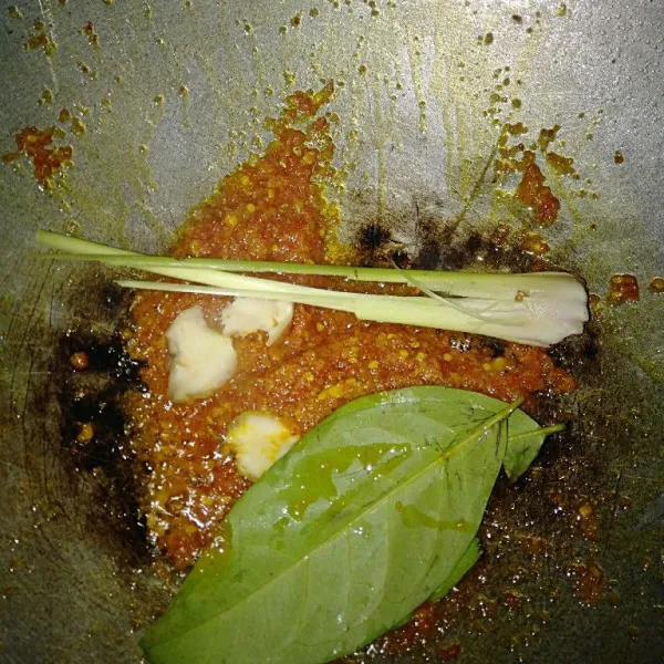 Masukkan daun salam, lengkuas, dan serai sebagai bumbu aromatik.