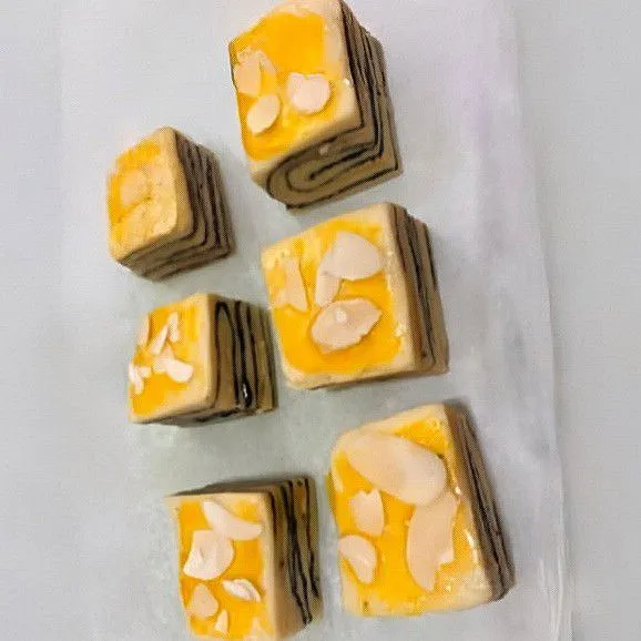 Panggang dalam oven dengan suhu 180°C selama 20 menit hingga matang dan berubah warna menjadi keemasan.