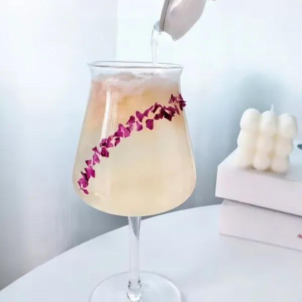 Tuangkan perlahan air soda hingga gelas hampir penuh.