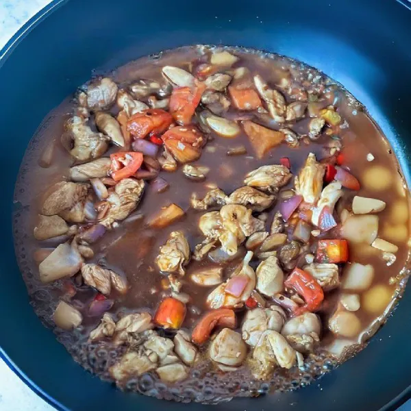 Tambahkan bawang bombay, lalu tumis hingga agak layu. Masukkan tomat potong dadu. Tumis hingga agak lembek.