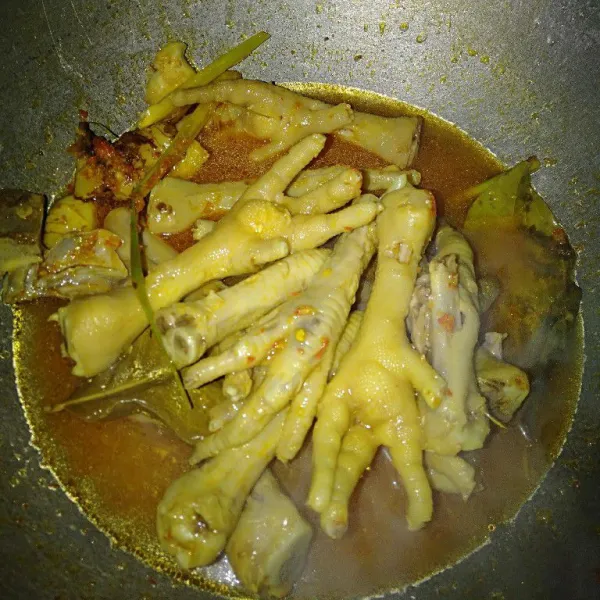 Masukan ceker dan air secukupnya, lalu bumbui dengan garam, kaldu bubuk, dan gula pasir secukupnya. Masak hingga empuk.