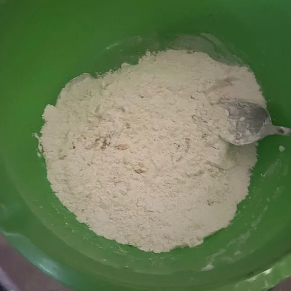 Campurkan minyak sayur, gula, garam, dan tepung terigu, lalu aduk sampai rata.