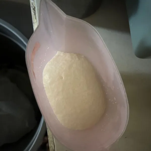 Campurkan air hangat kuku dengan gula dan ragi, lalu aduk hingga merata dan tutup. Diamkan selama 15 menit sampai muncul buih.