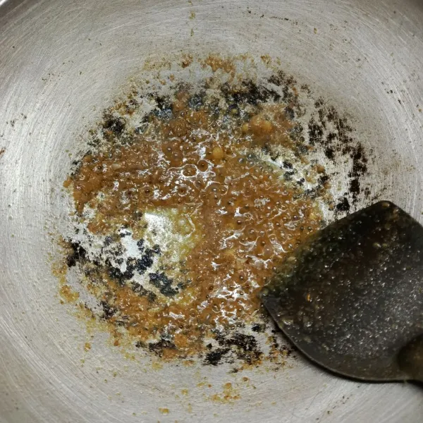 Panaskan sedikit minyak, lalu tumis bawang putih, bawang merah, ketumbar bubuk, dan jinten sebagai bumbu halus sampai harum.