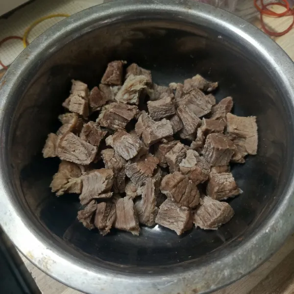 Potong-potong daging sapa yang sudah direbus sebelumnya berbentu dadu.