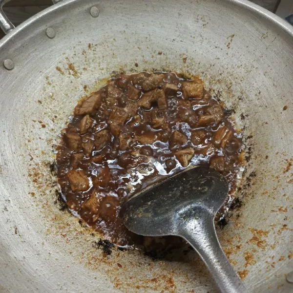 Tambahkan air asam Jawa, kecap manis, gula merah, garam, dan kaldu jamur.