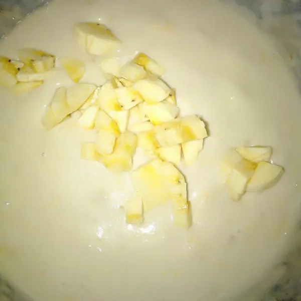 Masukkan pisang yang sudah di potong kecil-kecil.