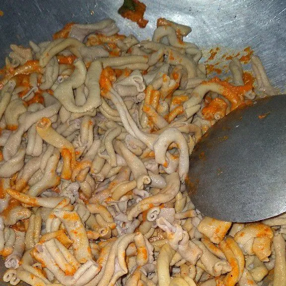 Masukkan usus, lalu tuangkan air secukupnya.