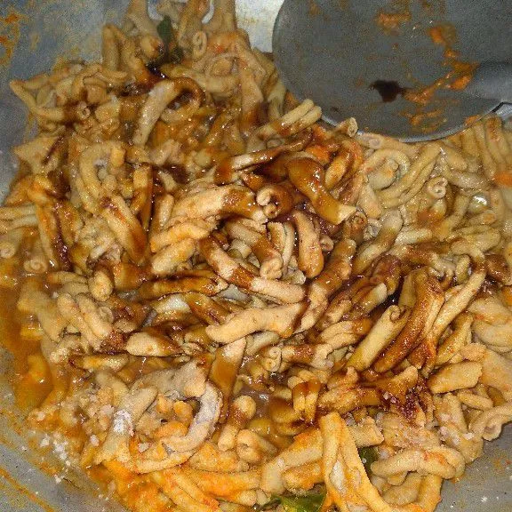 Beri saus tiram, garam, penyedap rasa, dan lada bubuk.