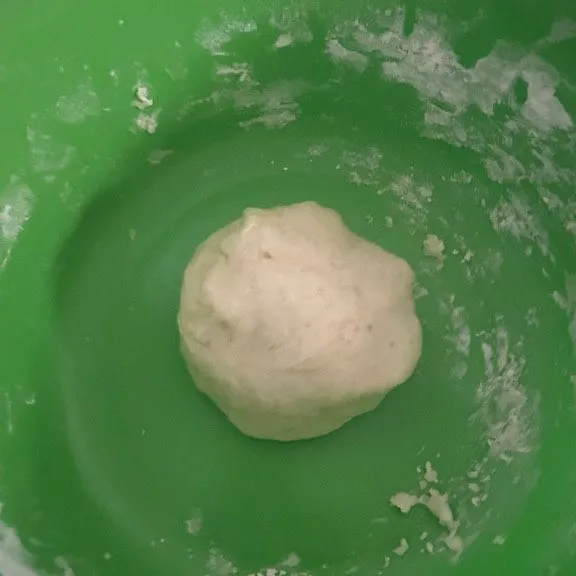 Jika sudah diaduk, tuangkan air panas sedikit demi sedikit, lalu uleni adonan hingga tercampur merata. Jika sudah, tutup dan diamkan selama 1 jam.