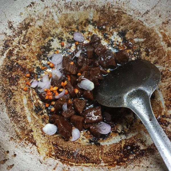 Setelah air habis, matikan api. Masukkan cabe iris dan bawang merah iris. Sajikan.