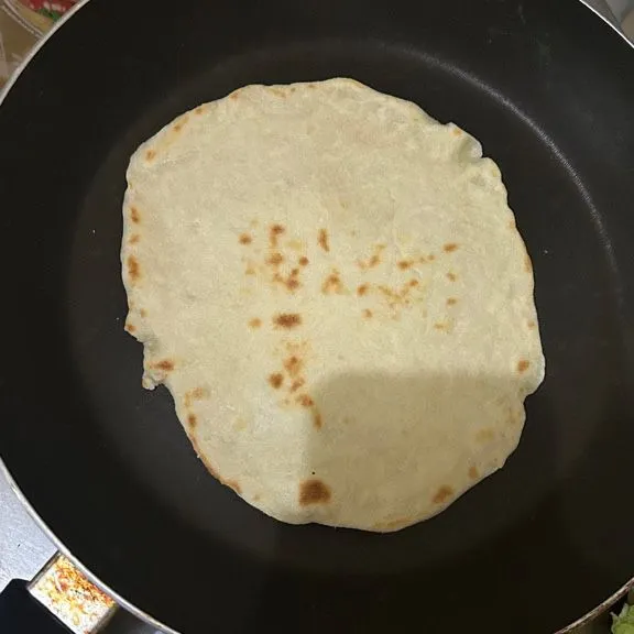 Panggang kulit tortila hingga berubah warna menjadi kecokelatan.