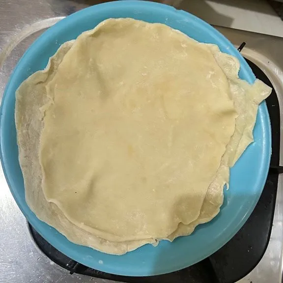 Jika sudah, bagi adonan, lalu gilis atau pipihkan.