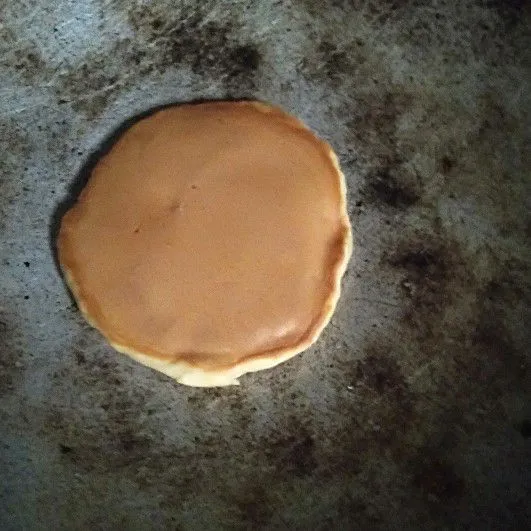 Setelah satu sisi telah berubah warna menjadi kecokelatan, balik satu sisi lainnya.