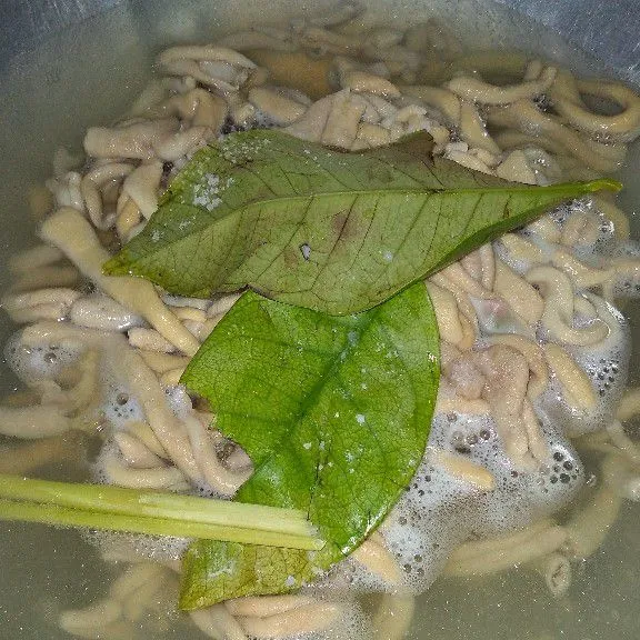 Rebus usus, lalu tambahkan daun salam beserta dengan serai. Angkat dan iris sesuai selera.