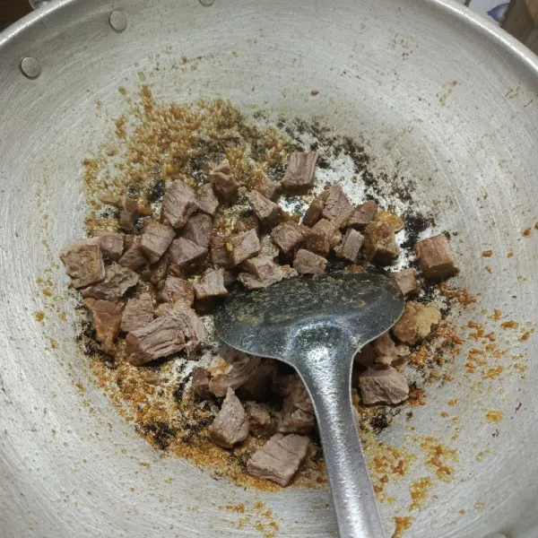 Masukkan potongan daging, lalu aduk sampai rata.