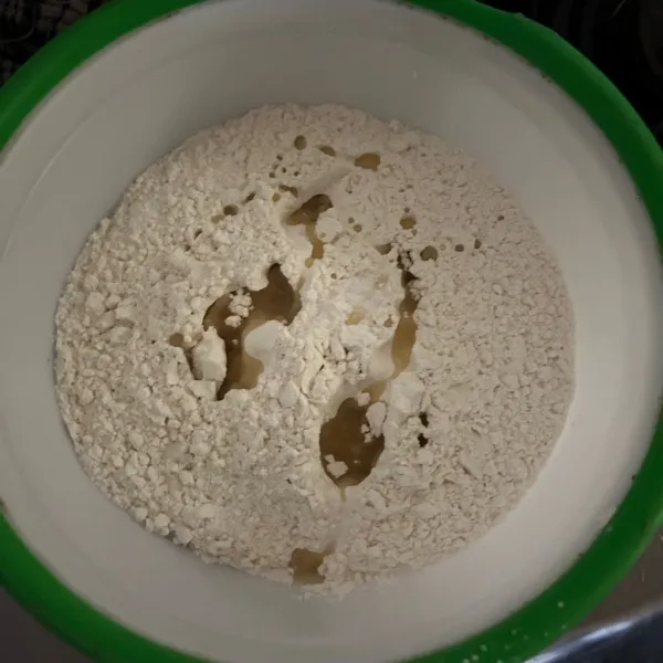 Campurkan tepung terigu, garam, dan minyak sayur. Aduk rata.