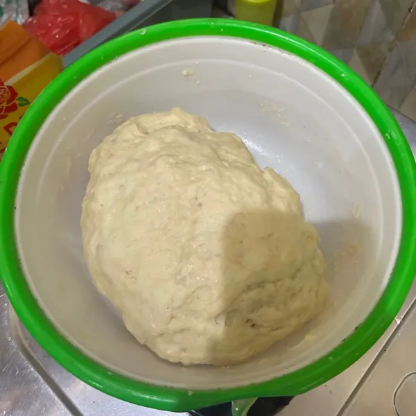 jika adonan sudah mengembang, kempiskan kembali untuk membuang udara.