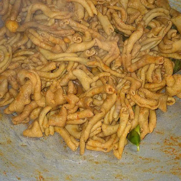 Aduk sampai bumbu merata, lalu masak sampai bumbu meresap dan air menyusut. Angkat dan hidangkan.