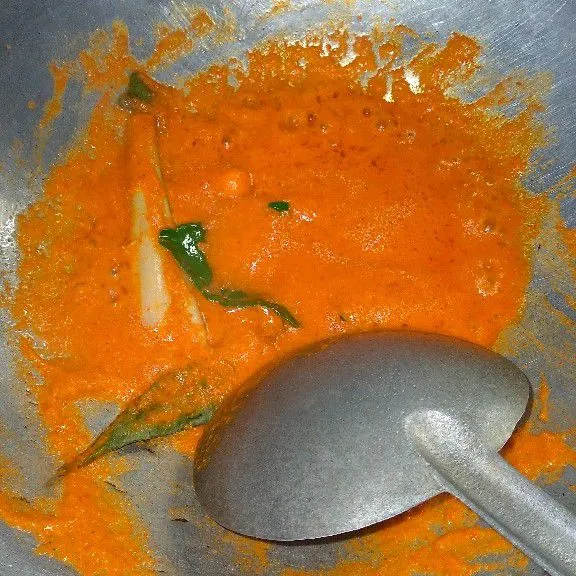 Haluskan cabe, bawang merah, bawang putih, dan tomat, lalu tumis bumbu halus beserta dengan daun jeruk, serai, dan daun salam sampai matang tanak.