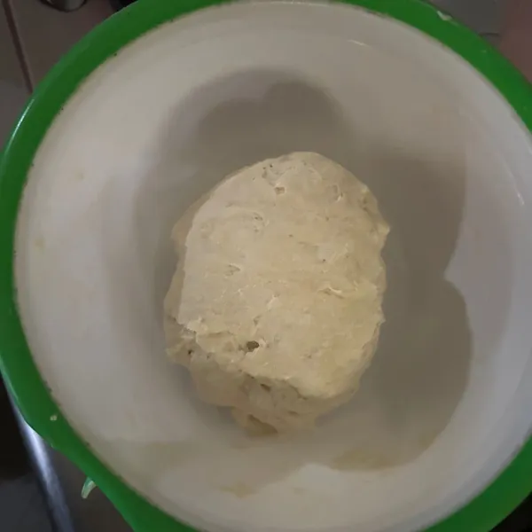 Tuangkan air ragi tadi sedikit demi sedikit, lalu uleni adonan hingga tercampur rata dan diamkan selama 1 jam sampai adonan mengembang.