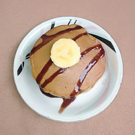 Sajikan pancake dengan topping sesuai selera.