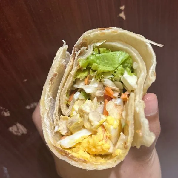 Gulung, lalu potong menjadi dua bagian atau langsung dinikmati juga bisa.