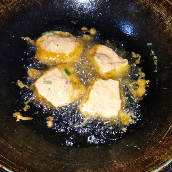 Goreng hingga kulit luar krispi, angkat, dan siap untuk dijual.