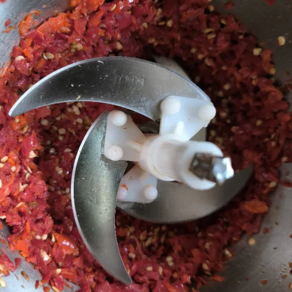 Chopper cabai merah dan cabai rawit.