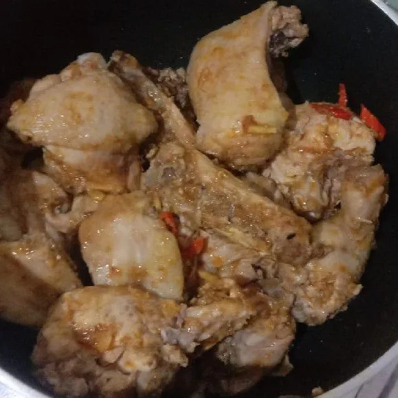 Masukkan daging ayam dan aduk rata.