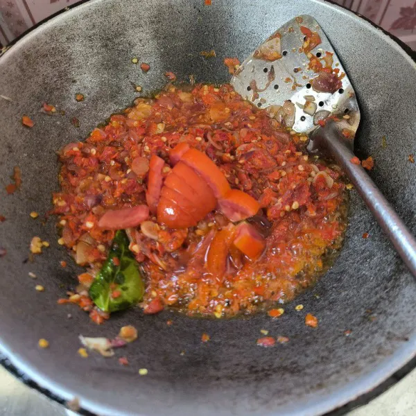 Selanjutnya, masukkan tomat, masak hingga layu.
